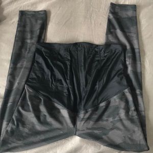 Camo maternity workout leggings in medium